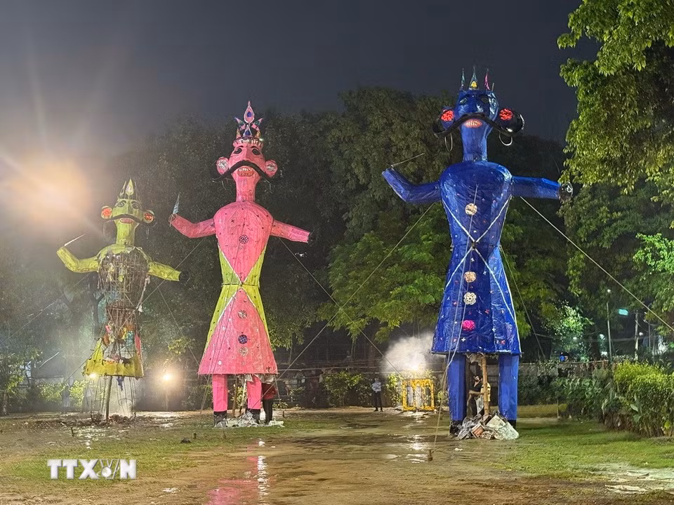 Các hình nộm khổng lồ của Ravana, Kumbhkarana và Meghnath trước khi bị đốt. (Ảnh: Ngọc Thúy/TTXVN)