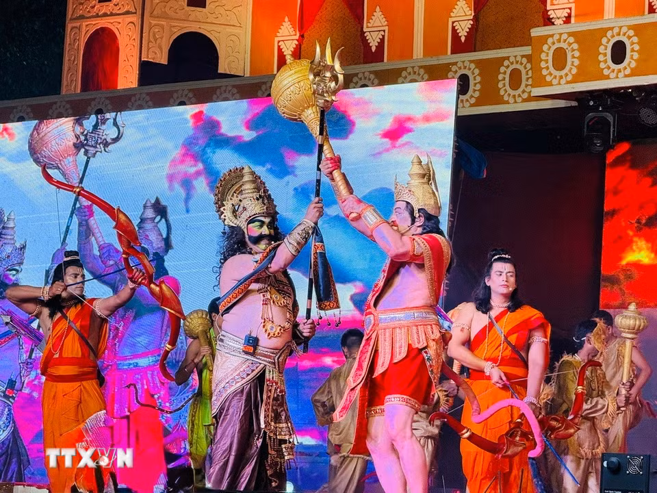 Các nghệ sỹ đang tái hiện lại cuộc giao tranh giữa thần Rama và quỷ vương Ravana. (Ảnh: Ngọc Thúy/TTXVN)