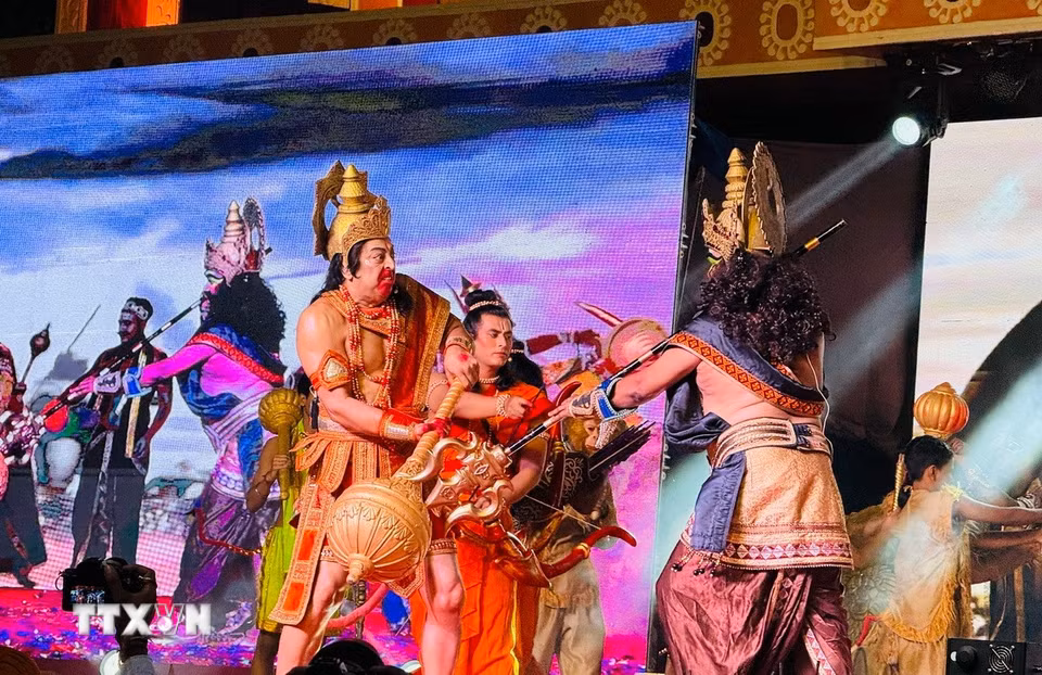Các nghệ sỹ đang tái hiện lại cuộc giao tranh giữa thần Rama và quỷ vương Ravana. (Ảnh: Ngọc Thúy/TTXVN)