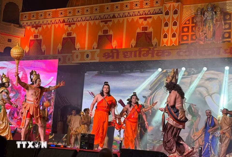 Các nghệ sỹ đang tái hiện lại cuộc giao tranh giữa thần Rama và quỷ vương Ravana. (Ảnh: Ngọc Thúy/TTXVN)