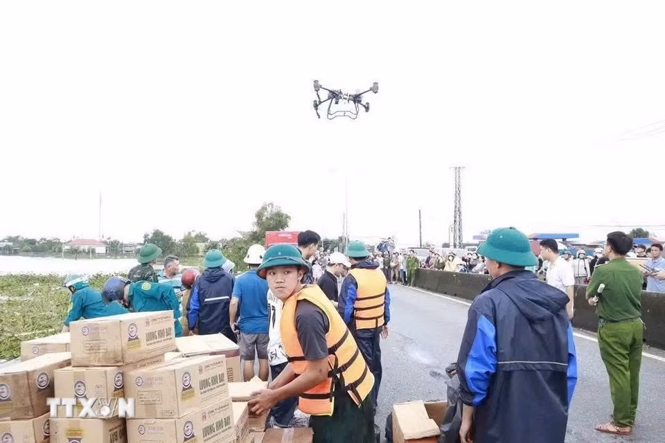 Bộ Chỉ huy Quân sự thành phố Đà Nẵng sử dụng thiết bị bay Drone chuyên dụng vận chuyển hàng hóa, thuốc men và nhu yếu phẩm đến người dân vùng ngập sâu. (Ảnh: Khoa Chương/TTXVN)