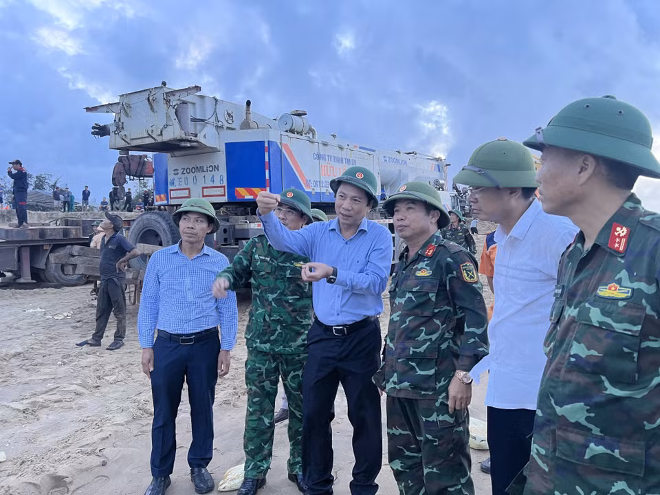 Ông Hoàng Nam, Phó Chủ tịch Thường trực Ủy ban Nhân dân tỉnh Quảng Trị, Chỉ huy trưởng Sở Chỉ huy tiền phương tìm kiếm, cứu hộ, cứu nạn tàu và thuyền viên mất tích do bão số 10 trực tiếp chỉ đạo trục vớt tàu. (Ảnh: Nguyên Linh/TTXVN)