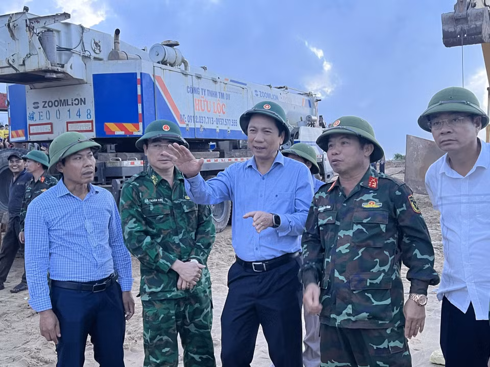 Ông Hoàng Nam, Phó Chủ tịch Thường trực Ủy ban Nhân dân tỉnh Quảng Trị, Chỉ huy trưởng Sở Chỉ huy tiền phương tìm kiếm, cứu hộ, cứu nạn tàu và thuyền viên mất tích do bão số 10 trực tiếp chỉ đạo trục vớt tàu. (Ảnh: Nguyên Linh/TTXVN)