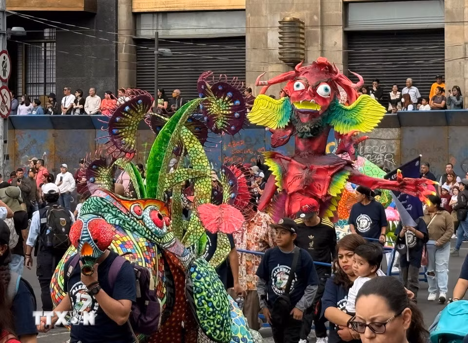 Lễ diễu hành các tác phẩm điêu khắc dân gian Alebrijes đang diễn ra tại thủ đô Mexico City, Mexico. Các đoàn rước hào hứng giới thiệu những tác phẩm điêu khắc nghệ thuật khổng lồ, màu sắc rực rỡ, tái hiện hình ảnh các linh vật hoặc sinh vật kỳ thú giàu sức tưởng tượng, mang đặc trưng nền văn minh Zapotec cổ xưa ở Mexico. (Ảnh: THX/TTXVN)
