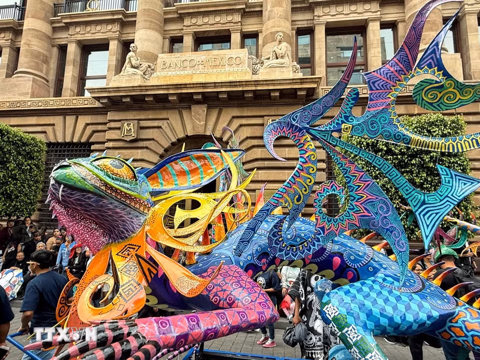 Lễ diễu hành các tác phẩm điêu khắc dân gian Alebrijes đang diễn ra tại thủ đô Mexico City, Mexico. (Ảnh: THX/TTXVN)