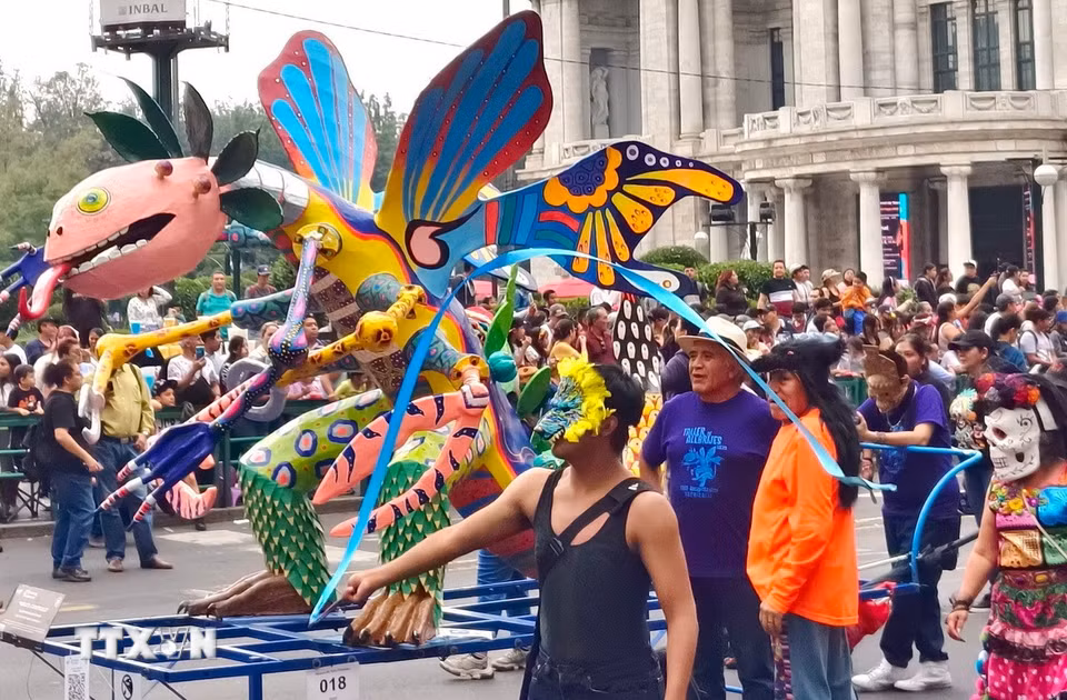Lễ diễu hành các tác phẩm điêu khắc dân gian Alebrijes đang diễn ra tại thủ đô Mexico City, Mexico. (Ảnh: THX/TTXVN)