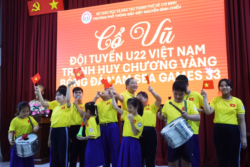 Các em nhỏ khiếm thị Trường Phổ thông đặc biệt Nguyễn Đình Chiểu cổ vũ cho U22 Việt Nam trong trận chung kết Sea Games 33. (Ảnh: Hồng Đạt/TTXVN)