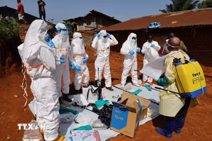 Nhân viên y tế mặc trang phục bảo hộ trước khi điều trị cho bệnh nhân mắc Ebola tại tỉnh Ituri, CHDC Congo ngày 24/5/2026. (Ảnh: THX/TTXVN)