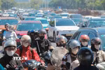 Ôtô và xe máy nối đuôi nhau trên đường Đàm Quang Trung hướng lên cầu Vĩnh Tuy về trung tâm Hà Nội. (Ảnh: Phan Phương/TTXVN)