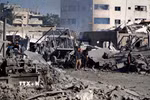 Thiệt hại sau các cuộc không kích của Israel xuống Dải Gaza. (Ảnh: THX/TTXVN phát)