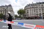 Cảnh sát phong tỏa hiện trường một vụ bạo lực ở Paris, Pháp. (Ảnh: THX/TTXVN phát)