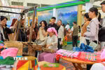 Gian hàng trưng bày, quảng bá sản phẩm đặc trưng, tiêu biểu của các địa phương đang là khu thu hút đông người dân và du khách tìm đến nhất. (Ảnh: Khánh Hòa/TTXVN)