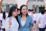 Phụ huynh và học sinh Trường THPT Việt Đức (Hà Nội) lưu lại kỷ niệm trong ngày đầu tiên của năm học mới 2026-2027. (Ảnh: Hoàng Hiếu/TTXVN)