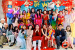 Bà Stephanie Do (áo dài hồng đứng giữa), nữ nghị sỹ gốc Á đầu tiên tại Pháp, cùng chung vui với cộng đồng người Việt tại Nice. (Nguồn: TTXVN phát)
