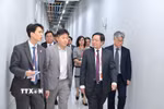 Phó Thủ tướng Hồ Quốc Dũng thăm trung tâm AI của Tập đoàn SK. (Ảnh: Khánh Vân/TTXVN)