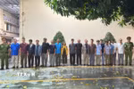 Các đối tượng liên quan đường dây đánh bạc qua mạng bị bắt giam. (Ảnh: TTXVN phát)