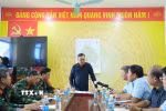 Chủ tịch Ủy ban Nhân dân thành phố Hà Nội Trần Sỹ Thanh nghe báo cáo và chỉ đạo các lực lượng. (Nguồn: TTXVN phát)