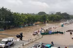 Phố Đàm Quang Trung chìm trong biển nước. (Ảnh: Nhật Anh/TTXVN)