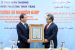 Đại sứ Đặc mệnh toàn quyền Nhà nước Palestine tại Việt Nam Saadi Salama trao tặng Huân chương Đại Huân đai, phần thưởng cao quý của Nhà nước Palestine cho đại diện gia đình cố Đại tướng Võ Nguyên Giáp. (Ảnh: An Đăng/TTXVN)