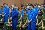 Các bị cáo nghe Tòa tuyên án. (Ảnh: Kim Anh/TTXVN)