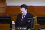 Tổng thống Hàn Quốc Yoon Suk Yeol tại Tòa án Hiến pháp ở Seoul ngày 21/1/2025. (Nguồn: Kyodo/TTXVN)