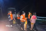 Người dân được cứu an toàn khi mắc kẹt giữa dòng nước lũ tại Suối Cái. (Ảnh: TTXVN phát)