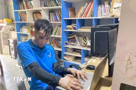 Anh Lê Thái Bình luôn nỗ lực vươn lên trong cuộc sống. (Ảnh: Hữu Quyết/TTXVN)