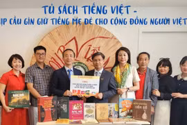 Đoàn công tác của Nhà xuất bản Giáo dục Việt Nam trao tặng sách để trưng bày tại Triển lãm kỷ niệm 115 năm ngày Chủ tịch Hồ Chí Minh lần đầu tiên đến Pháp.
