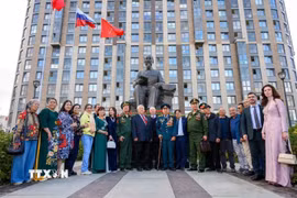 Lễ dâng hoa tại tượng đài Hồ Chủ tịch tại St.Petersburg. (Ảnh: TTXVN phát)