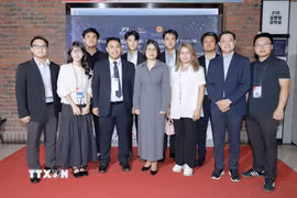 Tổng Lãnh sự Đoàn Phương Lan (giữa) chụp ảnh cùng các trí thức Việt Nam. (Ảnh: Khánh Vân/TTXVN)