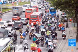Dòng phương tiện từ TP. Hồ Chí Minh bắt đầu rời thành phố về quê, khiến giao thông tại các cửa ngõ phía Tây trở nên đông đúc. (Ảnh: Mạnh Linh/TTXVN)