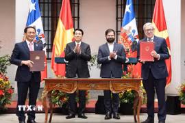 Chủ tịch nước Lương Cường và Tổng thống Chile Gabriel Boric Font chứng kiến lễ ký Tuyên bố chung Việt Nam - Chile giữa hai Bộ trưởng Ngoại giao. (Ảnh: Lâm Khánh/TTXVN)