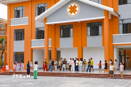 Giáo viên và học sinh Trường Phổ thông dân tộc nội trú liên cấp Tiểu học và Trung học cơ sở xã Thanh Nưa tham gia tập luyện văn nghệ, chuẩn bị cho lễ khai giảng năm học mới. (Ảnh: Xuân Tư/TTXVN)