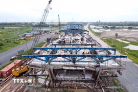 Công nhân thi công kết cấu phần trên cầu vượt đường Vành đai 4 qua Quốc lộ 1A. (Ảnh: Vũ Quang/TTXVN)
