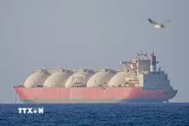 Tàu hàng di chuyển qua eo biển Hormuz khi lệnh ngừng bắn giữa Mỹ với Iran có hiệu lực trong hai tuần, ngày 8/4/2026. (Ảnh: Anadolu Agency/TTXVN)