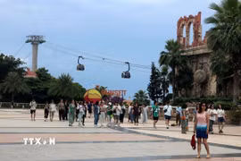Khách du lịch tham quan, trải nghiệm cáp treo Hòn Thơm, Phú Quốc. (Ảnh: Lê Huy Hải/TTXVN)