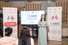 Bà Mai Nguyễn Tuyết Hoa, Bí thư thứ nhất, phụ trách bộ phận giáo dục Đại sứ quán Việt Nam tại Nga phát biểu tại Lễ bế mạc. (Ảnh: Trần Hải/TTXVN)