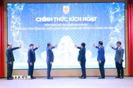Phó Thủ tướng Hồ Quốc Dũng và Bộ trưởng Bộ Tư pháp Nguyễn Hải Ninh cùng các đại biểu thực hiện nghi thức kích hoạt nền tảng số thi hành án dân sự và Trung tâm giám sát, điều hành thông minh hệ thống thi hành án dân sự. (Ảnh: Phạm Kiên/TTXVN)