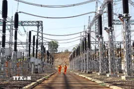 Công nhân trực vận hành tại Trạm biến áp 500kV Pleiku2 (Gia Lai). (Ảnh: Huy Hùng/TTXVN)