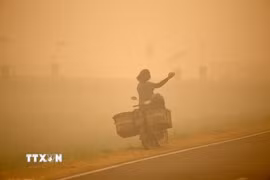 Khói mù do cháy rừng và cháy đất bao trùm thành phố Palangka Raya, tỉnh Trung Kalimantan, Indonesia, ngày 12/10/2026. (Ảnh: THX/TTXVN phát)