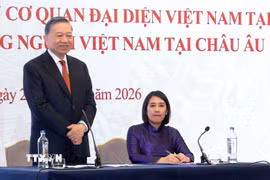 Tổng Bí thư, Chủ tịch nước Tô Lâm nói chuyện thân mật với cán bộ, nhân viên Đại sứ quán Việt Nam tại Bỉ và đại diện cộng đồng người Việt Nam tại châu Âu. (Ảnh: Thống Nhất/TTXVN)