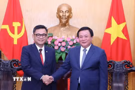 Giáo sư, Tiến sỹ Nguyễn Xuân Thắng tiếp Tiến sỹ Ace Hasan Syadzily, Chủ tịch Học viện Tự cường Dân tộc Cộng hòa Indonesia. (Ảnh: Văn Điệp/TTXVN)