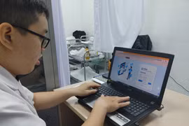 Cán bộ y tế nhập liệu vào hồ sơ sức khỏe điện tử của người dân. (Ảnh minh họa. Nguyễn Cúc/TTXVN)