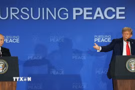 Tổng thống Mỹ Donald Trump (phải) và Tổng thống Nga Vladimir Putin trong cuộc họp báo chung tại Căn cứ Elmendorf-Richardson ở Anchorage, bang Alaska (Mỹ) ngày 15/8/2025. (Ảnh: THX/TTXVN)