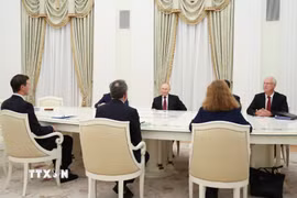 Tổng thống Nga Vladimir Putin trong cuộc gặp với đặc phái viên của Tổng thống Mỹ, ông Steve Witkoff và ông Jared Kushner tại Moskva ngày 2/12/2025. (Ảnh: AA/TTXVN)