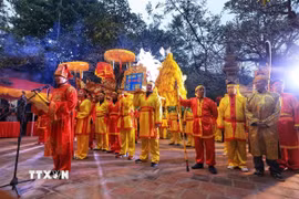 Đại diện từng thôn lên dâng cúng vật phẩm. (Ảnh: Tuấn Anh/TTXVN)