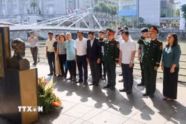 Đại sứ quán Việt Nam tại Singapore và các cơ quan bên cạnh dâng hoa tưởng niệm tại Tượng Bác Hồ ở Bảo tàng Văn minh châu Á. (Ảnh: Ngọc Khương/TTXVN)