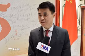 Ông Ngụy Vi, chuyên gia nghiên cứu về Việt Nam trả lời phỏng vấn phóng viên TTXVN tại Trung Quốc nhân dịp kỷ niệm 95 năm ngày thành lập Đảng Cộng sản Việt Nam. (Ảnh: Công Tuyên/TTXVN)