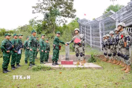 Đội trưởng tuần tra của hai bên trao biên bản ký kết tuần tra song phương. (Ảnh: TTXVN phát)