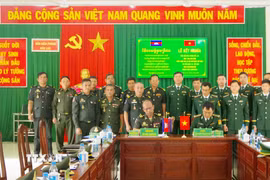 Đại diện Đồn Biên phòng Đắk Lao và Tiểu đoàn 115 ký kết biên bản kết nghĩa, thống nhất các nội dung phối hợp trong quản lý, bảo vệ biên giới. (Ảnh: TTXVN phát)